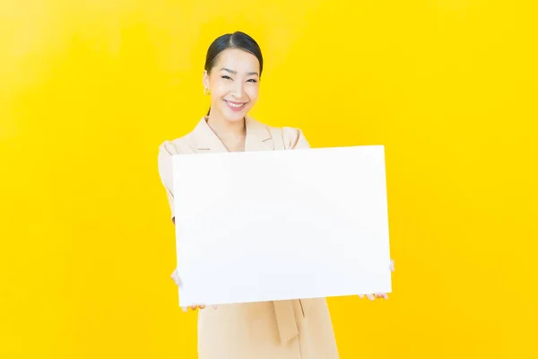 Retrato Bela Jovem Asiático Mulher Com Vazio Branco Outdoor Cor — Fotografia de Stock
