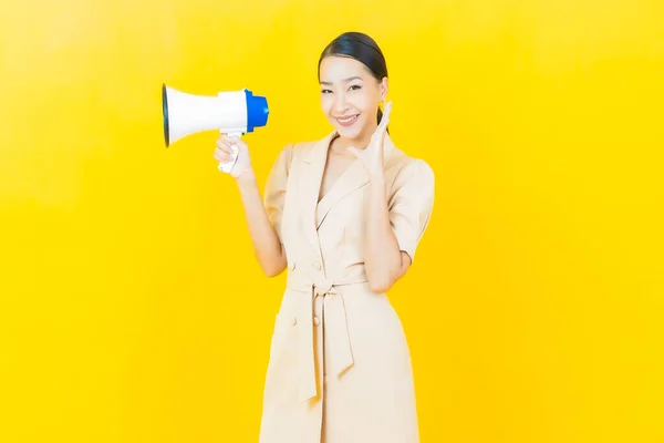 Portret Mooie Jonge Aziatische Vrouw Glimlach Met Megafoon Kleur Achtergrond — Stockfoto