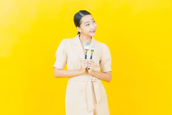 Πορτρέτο Όμορφη Νεαρή Ασιατική Γυναίκα Χαμόγελο Κουτάλι Και Πιρούνι Στο — Φωτογραφία Αρχείου