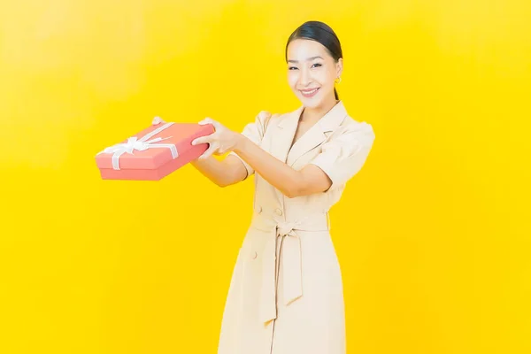 Retrato Hermosa Joven Mujer Asiática Sonrisa Con Caja Regalo Roja — Foto de Stock