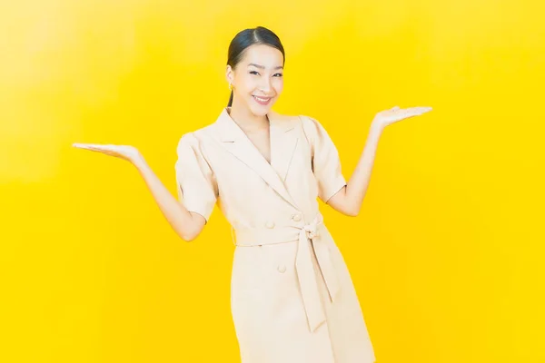 Retrato Hermosa Joven Asiática Mujer Sonrisa Con Acción Color Fondo — Foto de Stock
