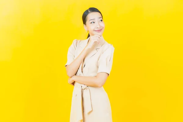 Portret Mooie Jonge Aziatische Vrouw Glimlach Met Actie Kleur Achtergrond — Stockfoto