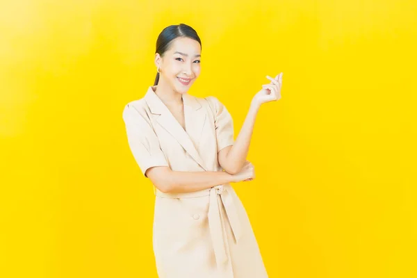 Portret Mooie Jonge Aziatische Vrouw Glimlach Met Actie Kleur Achtergrond — Stockfoto