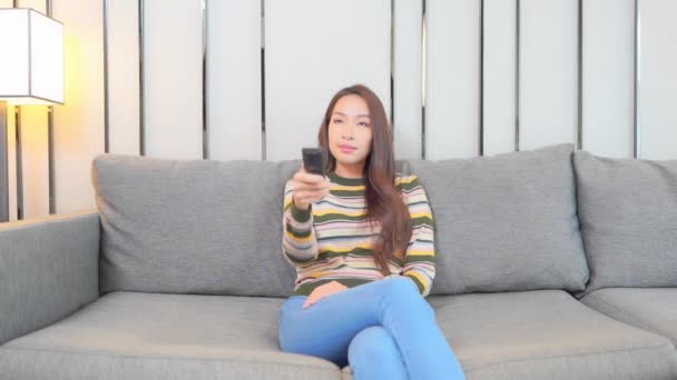 Кадри Красивої Азіатської Жінки Використовує Смартфон Вдома — стокове відео