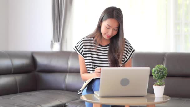 Rekaman Wanita Asia Yang Bekerja Dengan Laptop Rumah — Stok Video