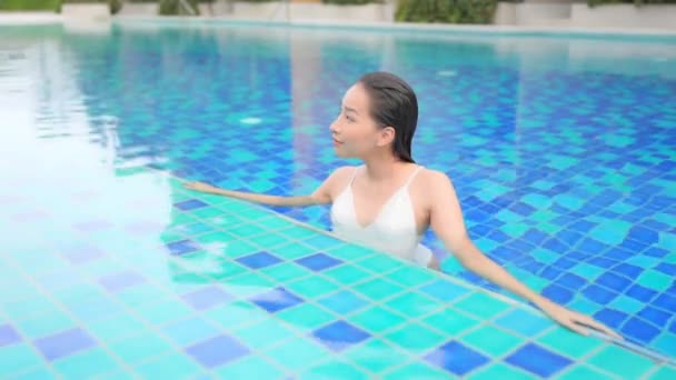 Πορτρέτο Όμορφη Νεαρή Ασιατική Γυναίκα Χαλαρώστε Γύρω Από Εξωτερική Πισίνα — Αρχείο Βίντεο