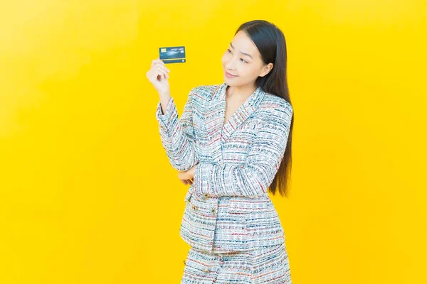 Retrato Hermosa Joven Asiática Mujer Sonrisa Con Tarjeta Crédito Color —  Fotos de Stock