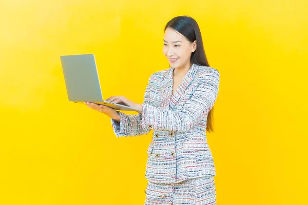 Retrato Hermosa Joven Mujer Asiática Sonrisa Con Ordenador Portátil Sobre —  Fotos de Stock