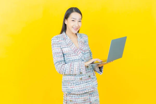 Portret Mooie Jonge Aziatische Vrouw Glimlach Met Computer Laptop Geïsoleerde — Stockfoto