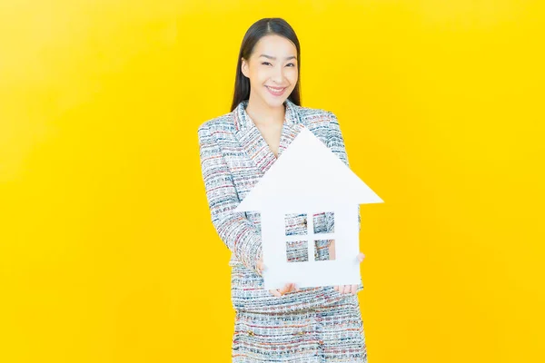 Porträt Schöne Junge Asiatische Frau Mit Haus Oder Hause Papier — Stockfoto