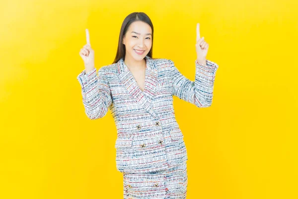 Portret Mooie Jonge Aziatische Vrouw Glimlach Met Actie Kleur Achtergrond — Stockfoto