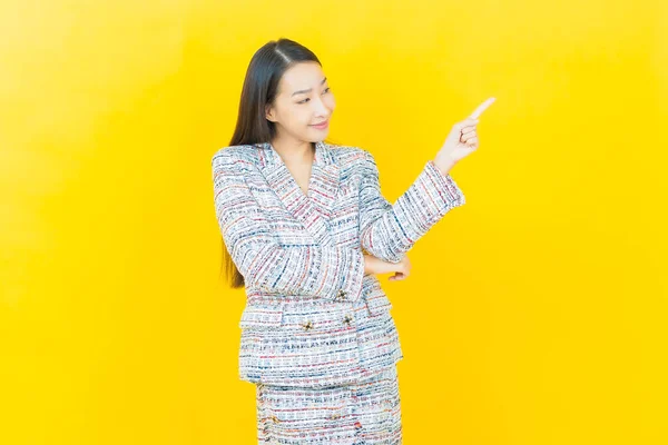 Porträtt Vacker Ung Asiatisk Kvinna Leende Med Åtgärder Färg Bakgrund — Stockfoto