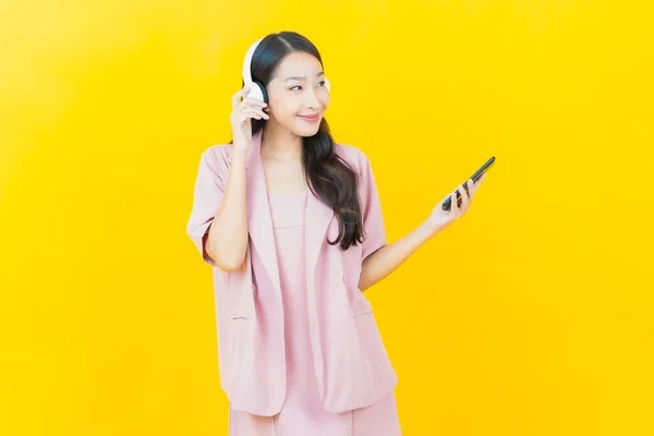 Portré Gyönyörű Fiatal Ázsiai Fejhallgató Okos Telefon Hallgatni Zenét Sárga — Stock Fotó