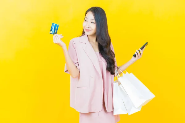 Portret Mooie Jonge Aziatische Vrouw Glimlach Met Boodschappentas Kleur Achtergrond — Stockfoto