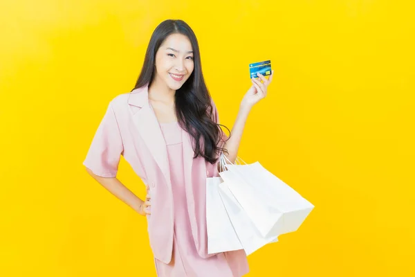 Retrato Hermosa Joven Mujer Asiática Sonrisa Con Bolsa Compras Fondo — Foto de Stock