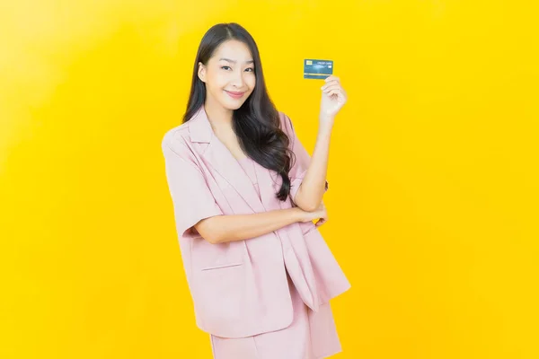 Porträt Schöne Junge Asiatische Frau Lächeln Mit Kreditkarte Auf Farbigem — Stockfoto