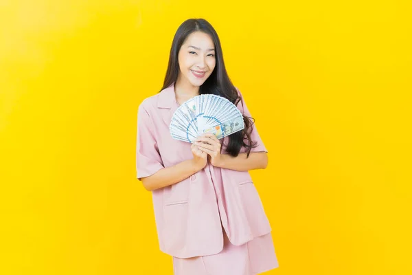 Πορτρέτο Όμορφη Νεαρή Ασιατική Γυναίκα Χαμόγελο Πολλά Μετρητά Και Χρήματα — Φωτογραφία Αρχείου