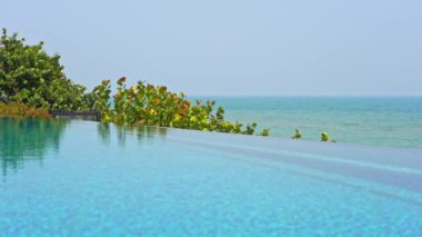 Güzel dalgalı denizin sakin görüntüleri.