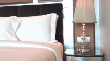 Lüks döşenmiş yatak odasının yakın çekim görüntüleri.