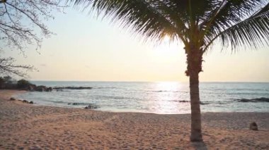 Güzel dalgalı denizin sakin görüntüleri.