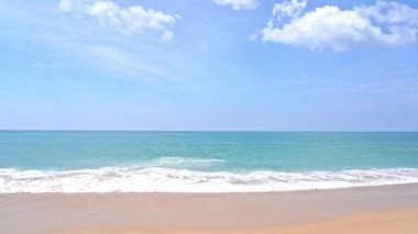 Güzel dalgalı denizin sakin görüntüleri.