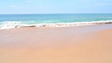 Güzel dalgalı denizin sakin görüntüleri.