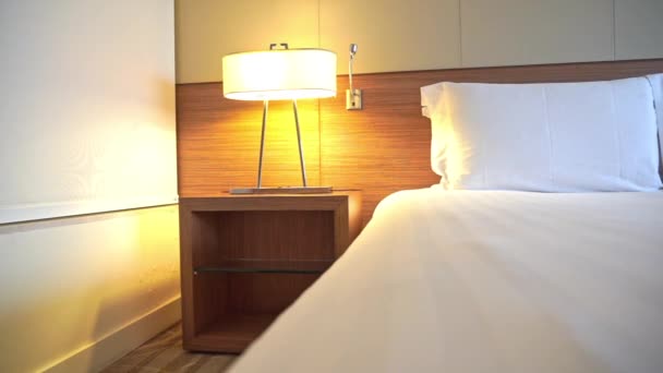 Lüks Döşenmiş Yatak Odasının Yakın Çekim Görüntüleri — Stok video