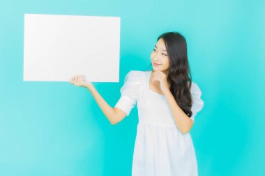 Renkli arka planda boş beyaz ilan panosu olan güzel Asyalı kadın portresi