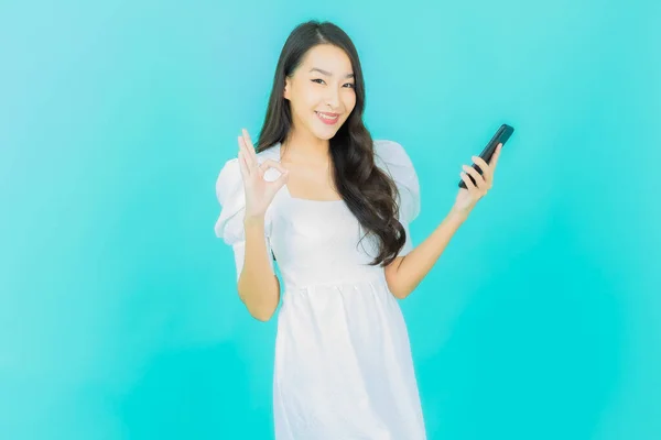 Portret Piękna Młoda Azjatycka Kobieta Uśmiech Inteligentnym Telefonem Komórkowym Tle — Zdjęcie stockowe