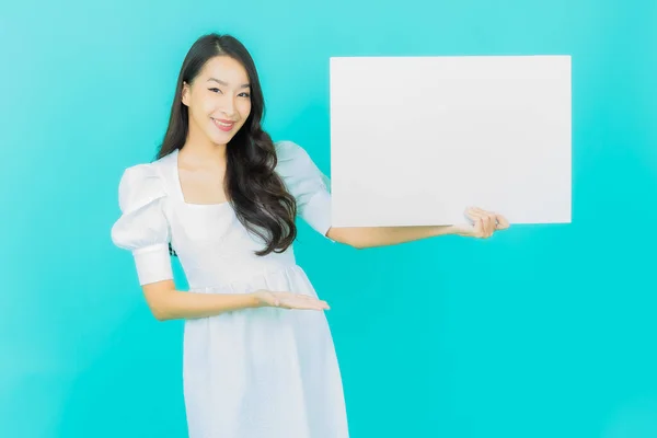 Retrato Hermosa Joven Asiática Mujer Con Vacío Blanco Cartel Color — Foto de Stock