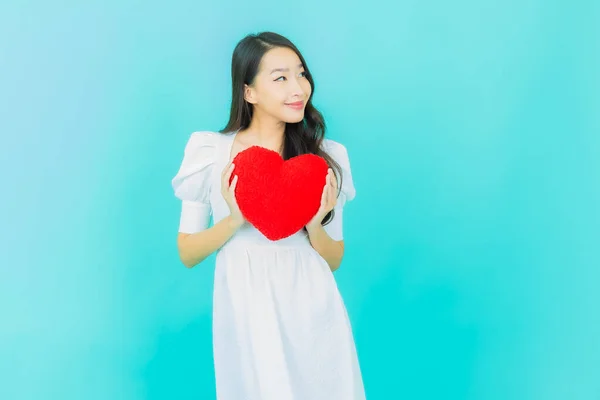 Portrét Krásná Mladá Asijská Žena Úsměv Srdcem Polštář Tvar Barevném — Stock fotografie