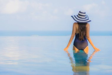 Güzel bir Asyalı kadın portresi. Tatilde dinlenmek için otel havuzunda dinleniyor.