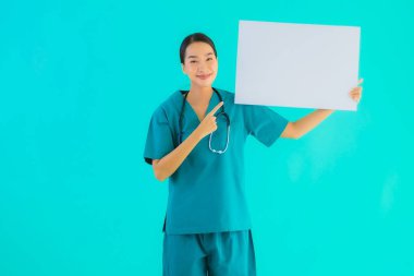 Fotokopi için boş kâğıt tahtası olan güzel Asyalı genç doktor kadın hastane ve klinikteki sağlık hizmetleri konseptinde mavi izole edilmiş arka plan.