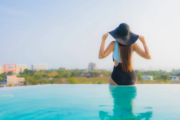 Retrato Bonito Jovem Asiático Mulher Feliz Sorriso Relaxar Redor Piscina — Fotografia de Stock