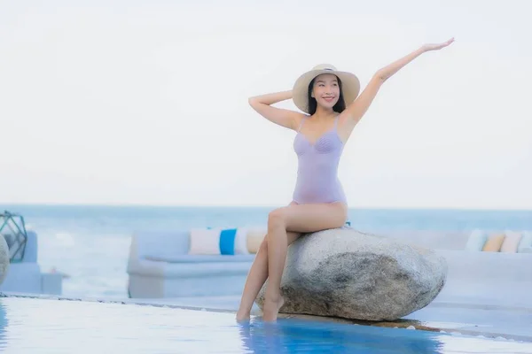 Retrato Bonito Jovem Asiático Mulher Feliz Sorriso Relaxar Redor Piscina — Fotografia de Stock