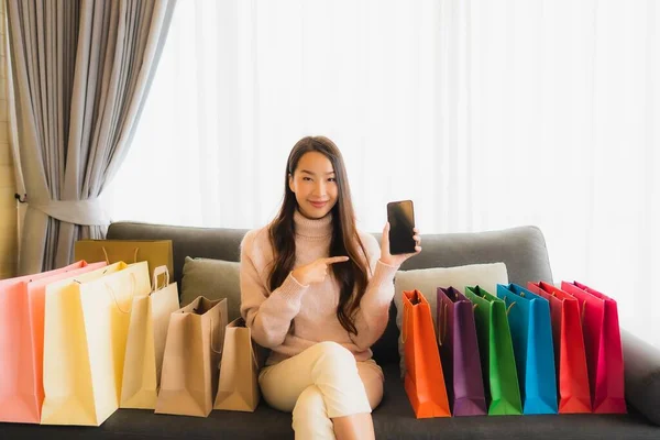 Retrato Hermosa Mujer Asiática Joven Usando Portátil Teléfono Celular Móvil — Foto de Stock