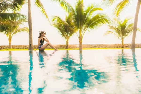 Retrato Bela Jovem Mulher Asiática Relaxar Redor Piscina Livre Hotel — Fotografia de Stock