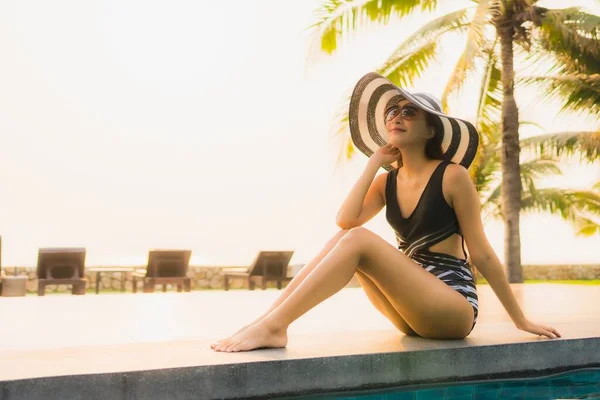 Portrait Beautiful Young Asian Woman Relax Outdoor Swimming Pool Hotel — Stock Photo, Image