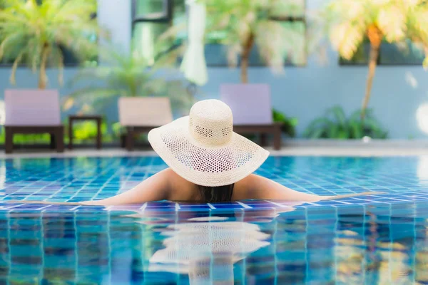 Retrato Hermosa Joven Mujer Asiática Relajarse Alrededor Piscina Complejo Hotelero — Foto de Stock