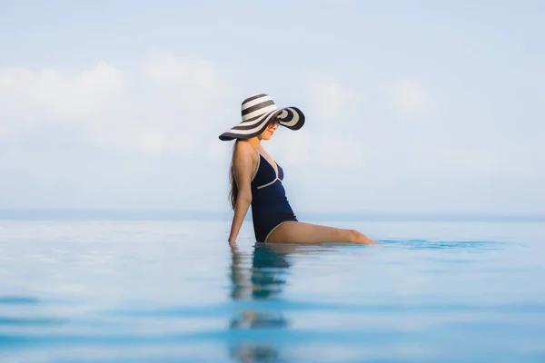 Portrait Belle Jeune Femme Asiatique Détendre Autour Piscine Dans Station — Photo