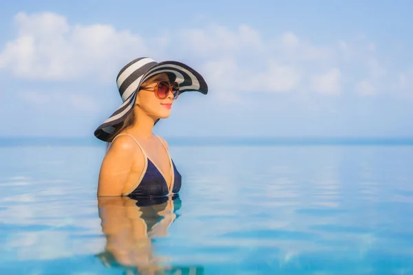 Retrato Hermosa Joven Mujer Asiática Relajarse Alrededor Piscina Complejo Hotelero — Foto de Stock