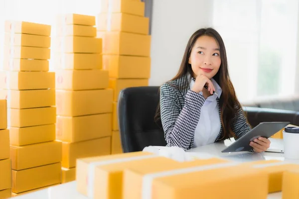 Retrato Hermosa Joven Mujer Negocios Asiática Trabajo Desde Casa Con —  Fotos de Stock