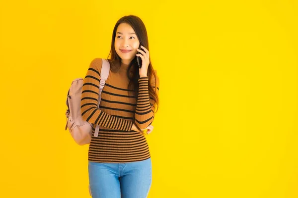 Retrato Bela Jovem Mulher Asiática Com Bagpack Usar Telefone Celular — Fotografia de Stock