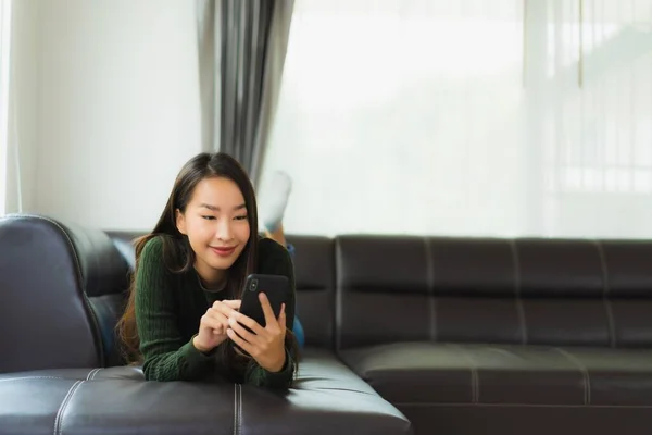 Porträt Schöne Junge Asiatische Frau Verwenden Smartphone Oder Handy Auf — Stockfoto