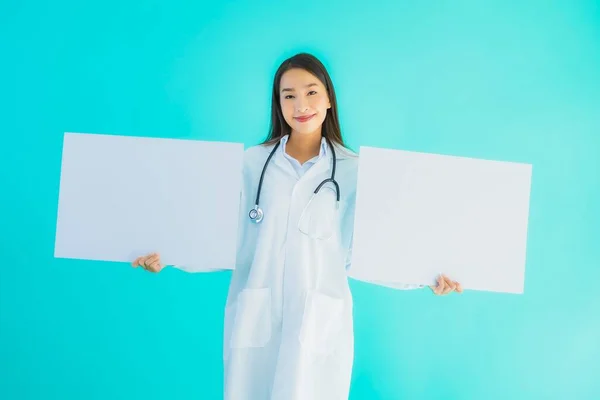 Portret Piękna Młoda Azjatycka Lekarz Kobieta Pustą Kartą Billboard Banner — Zdjęcie stockowe
