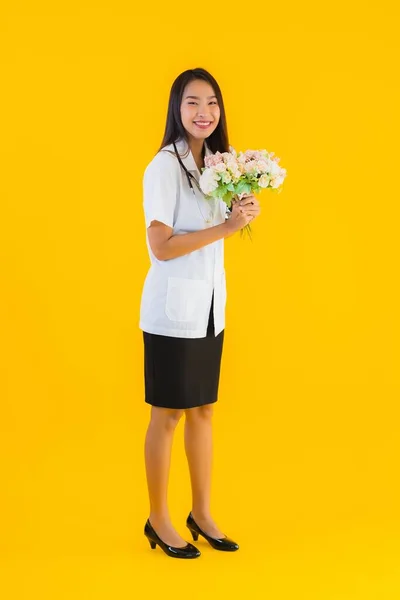 Retrato Hermosa Joven Asiático Mujer Mostrar Colorido Flor Amarillo Aislado — Foto de Stock