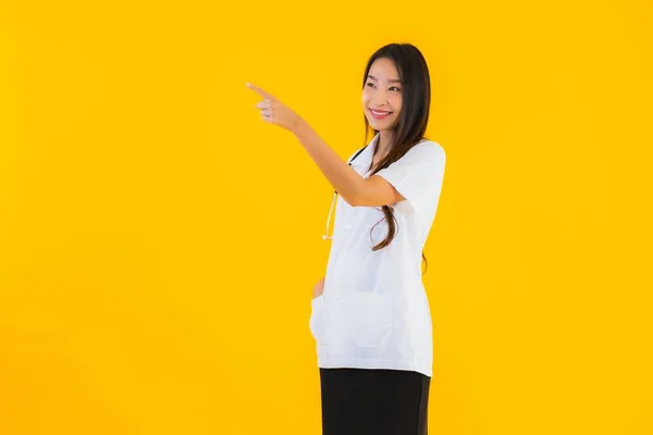 Retrato Hermosa Joven Asiática Médico Mujer Sonrisa Feliz Trabajo Hospital — Foto de Stock