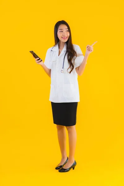 Retrato Bonito Jovem Asiático Médico Mulher Uso Inteligente Celular Celular — Fotografia de Stock