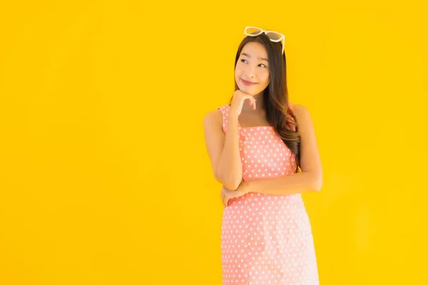 Retrato Bonito Jovem Asiático Mulher Sorriso Feliz Amarelo Isolado Fundo — Fotografia de Stock