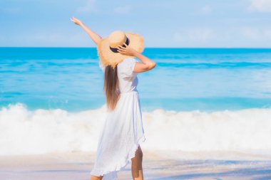 Güzel bir Asyalı kadın portresi. Rahatla. Deniz kıyısı okyanusunda rahatça gülümse.